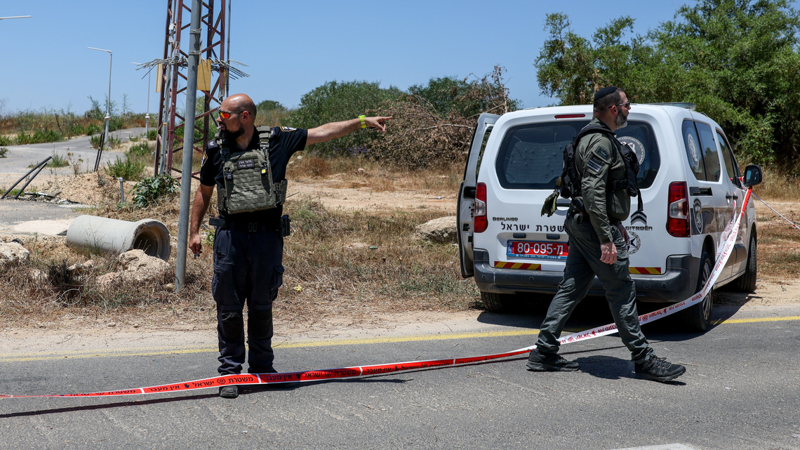 Gunman kills one, wounds five in drive-by attacks in Israel 