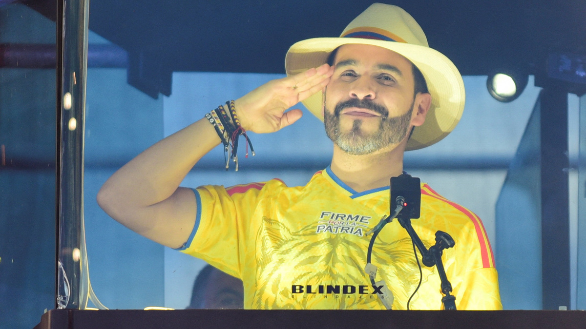 Colombian right-wing presidential candidate Abelardo De La Espriella gestures as he addresses supporters from a bulletproof booth during his campaign's closing event ahead of the June 21 runoff election against leftist candidate Ivan Cepeda, in Buga, Colombia, June 14, 2026. REUTERS/Cesar Quiroz