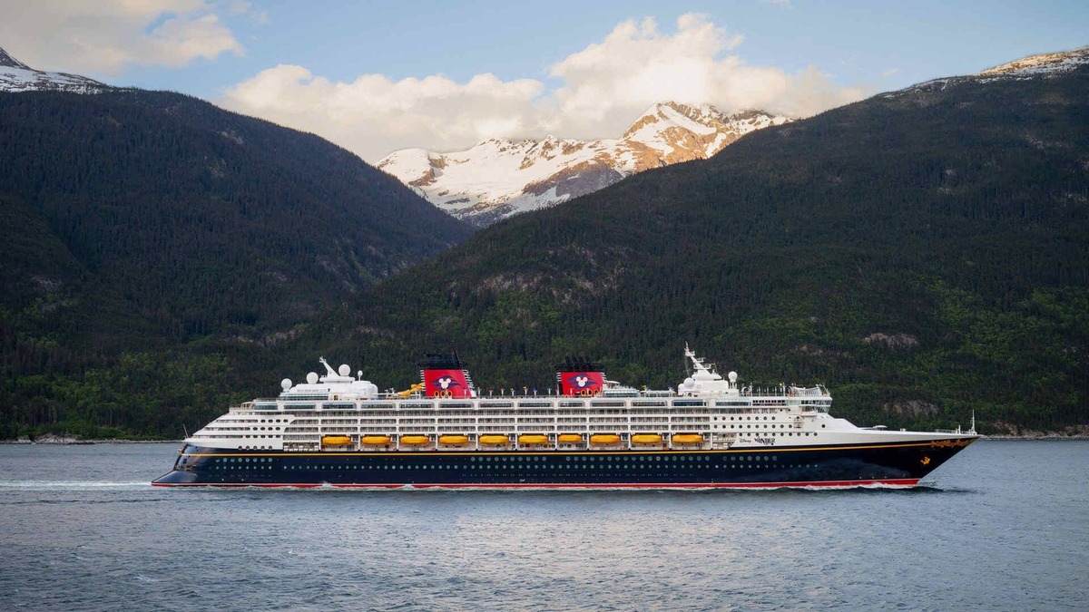  Disney Cruise Line's new Frozen sing-along will be set against the backdrop of Alaska's mountains. 