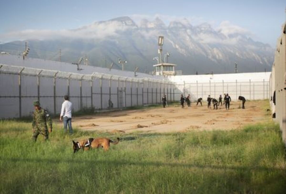 Mexican authorities take part in a search for mass graves inside the Topo Chico prison after being closed and before it was converted into Liberty Park, in Monterrey, Mexico October 8, 2019. REUTERS/Daniel Becerril