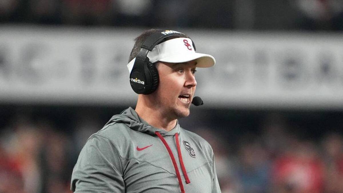  Dec 2, 2022; Las Vegas, NV, USA; Southern California Trojans head coach Lincoln Riley reacts against the Utah Utes in the first half of the Pac-12 Championship at Allegiant Stadium. Mandatory Credit: Kirby Lee-USA TODAY Sports | USA TODAY Sports 