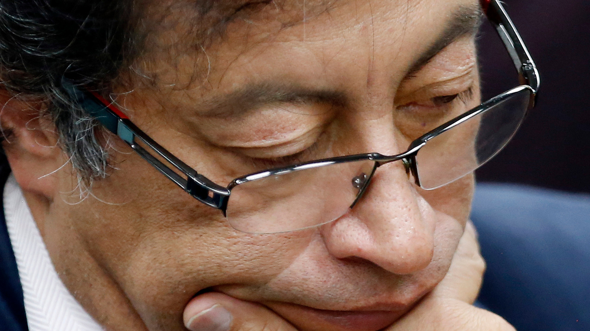 ARCHIVO - En esta fotografía de archivo del 4 de diciembre de 2018, el senador Gustavo Petro hace una pausa durante una entrevista en una radiodifusora en Bogotá, Colombia.