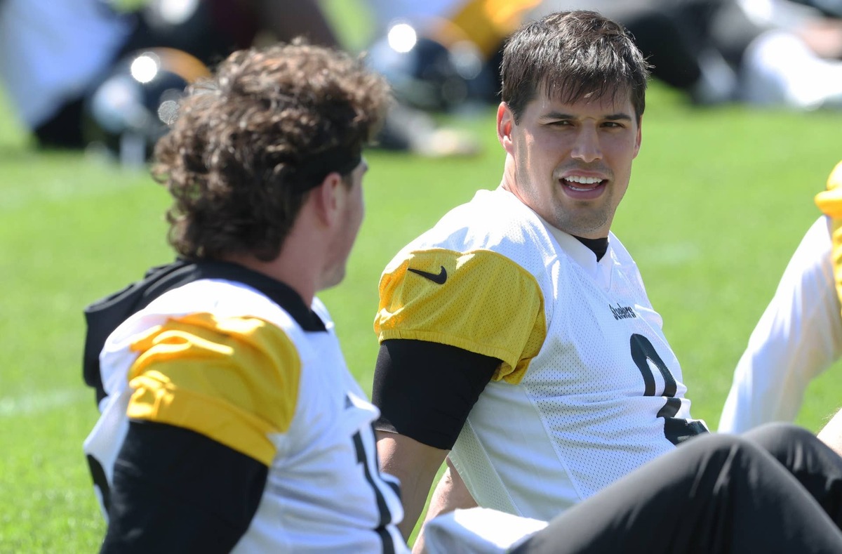 May 28, 2026; Pittsburgh, PA, USA; Pittsburgh Steelers quarterback Mason Rudolph (right) participates in OTA drills at the UPMC Rooney Sports Complex. Mandatory Credit: Charles LeClaire-Imagn Images
