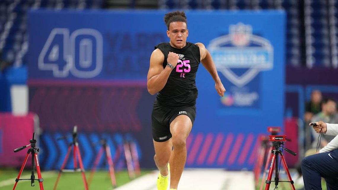 Feb 27, 2026; Indianapolis, IN, USA; Vanderbilt tight end Eli Stowers (TE25) during the NFL Scouting Combine at Lucas Oil Stadium. | Kirby Lee-Imagn Images 