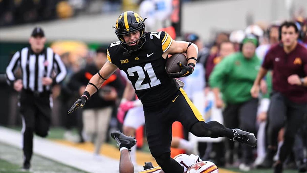  Oct 25, 2025; Iowa City, Iowa, USA; Iowa Hawkeyes wide receiver Kaden Wetjen (21) gets yards after the catch as Minnesota Golden Gophers defensive back Kerry Brown (14) attempts the tackle during the first quarter at Kinnick Stadium. Mandatory Credit: Jeffrey Becker-Imagn Images | Jeffrey Becker-Imagn Images 