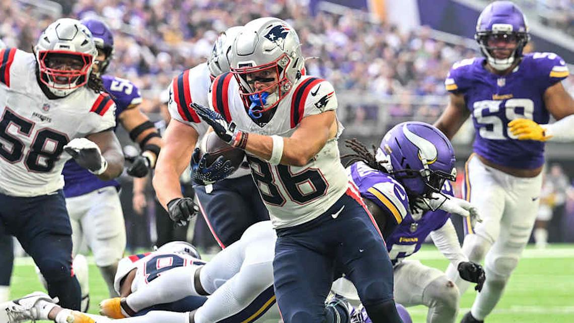  Aug 16, 2025; Minneapolis, Minnesota, USA; New England Patriots wide receiver Efton Chism III (86) scores a touchdown as center Jared Wilson (58) looks on during the second quarter at U.S. Bank Stadium. Mandatory Credit: Jeffrey Becker-Imagn Images | Jeffrey Becker-Imagn Images 