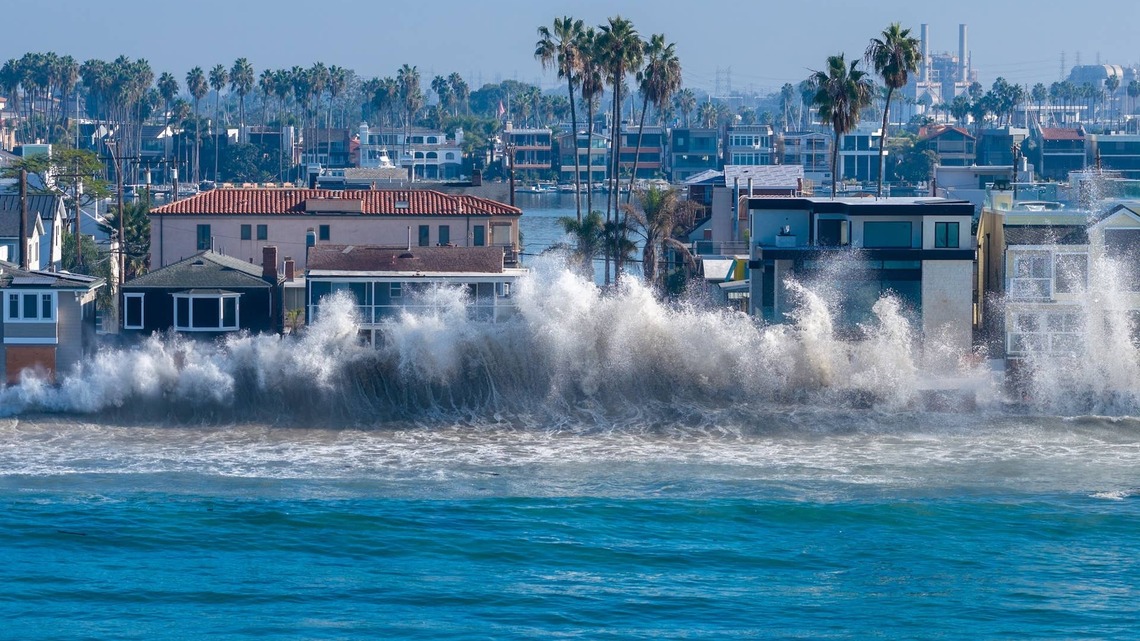 California's Record-Breaking Sea Levels Swamp Newport Beach Streets (Video) 