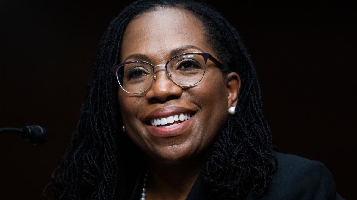Ketanji Brown Jackson, nominada para ser jueza del circuito de EEUU para el Distrito de Columbia, testifica ante una audiencia del Comité Judicial del Senado sobre nominaciones judiciales en Capitol Hill en Washington, el 28 de abril de 2021. Jackson se encuentra entre las mujeres consideradas como las mejores prospectas para reemplazar al juez saliente Stephen Breyer y cumplir una promesa de campaña que Biden hizo para nominar a la primera mujer negra a la corte. (Tom Williams/Pool vía AP, Archivo)