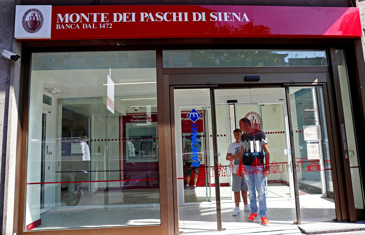 FILE PHOTO: People are seen inside a Monte dei Paschi di Siena bank in Rome, Italy August 16, 2018.  REUTERS/Max Rossi/File Photo