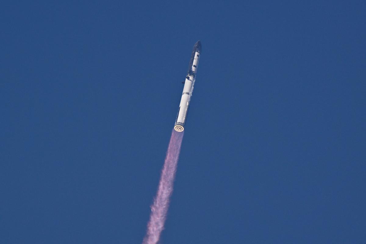 A SpaceX Super Heavy booster carrying the Starship spacecraft lifts off on its 12th test flight at Starbase, Texas, U.S., May 22, 2026. REUTERS/Steve Nesius