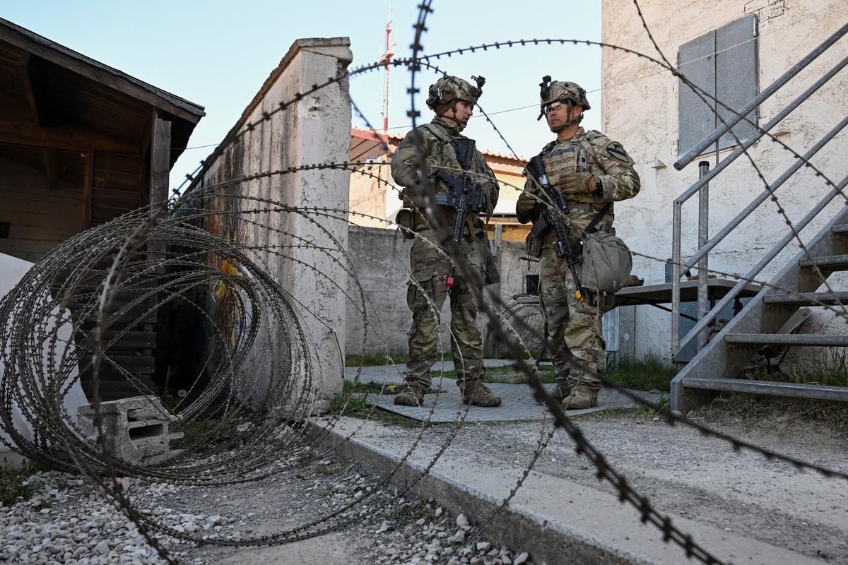 Soldiers stand next to a razor wire at a media day during the U.S. Army Combined Resolve exercise at the U.S. Army's southern Germany training facilities in Hohenfels, Germany, April 30, 2026. REUTERS/Angelika Warmuth