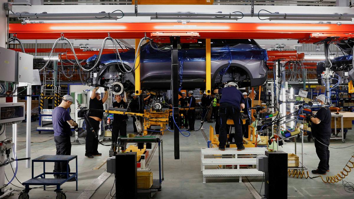FILE PHOTO: Ebro Automotive's staff work in a car assembly line at their factory in Zona Franca in Barcelona, Spain November 14, 2024. REUTERS/ Albert Gea/File Photo