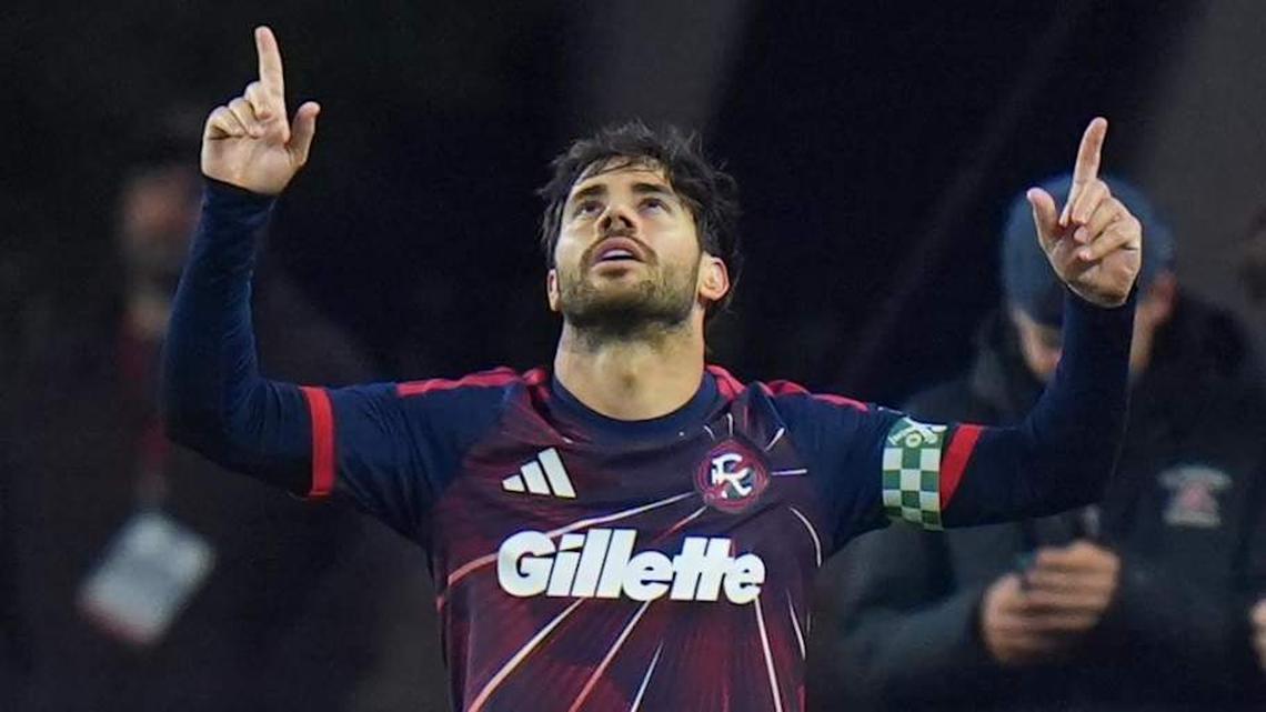 Late penalty extends New England's unbeaten streak vs. Charlotte
