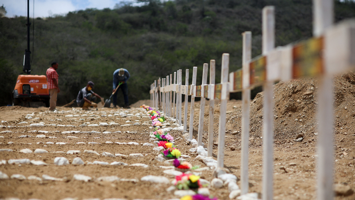 Workers prepare graves on the day of the burial of earthquake victims, in the aftermath of the June 24 earthquakes, at La Esperanza Cemetery, in La Guaira, Venezuela, July 6, 2026. REUTERS/Adriano Machado