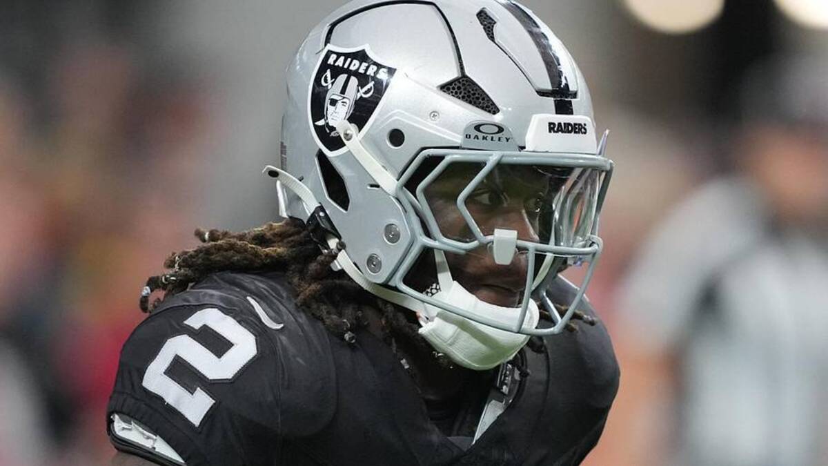  Jan 4, 2026; Paradise, Nevada, USA; Las Vegas Raiders running back Ashton Jeanty (2) carries the ball against the Kansas City Chiefs in the first half at Allegiant Stadium. Mandatory Credit: Kirby Lee-Imagn Images | Kirby Lee-Imagn Images 