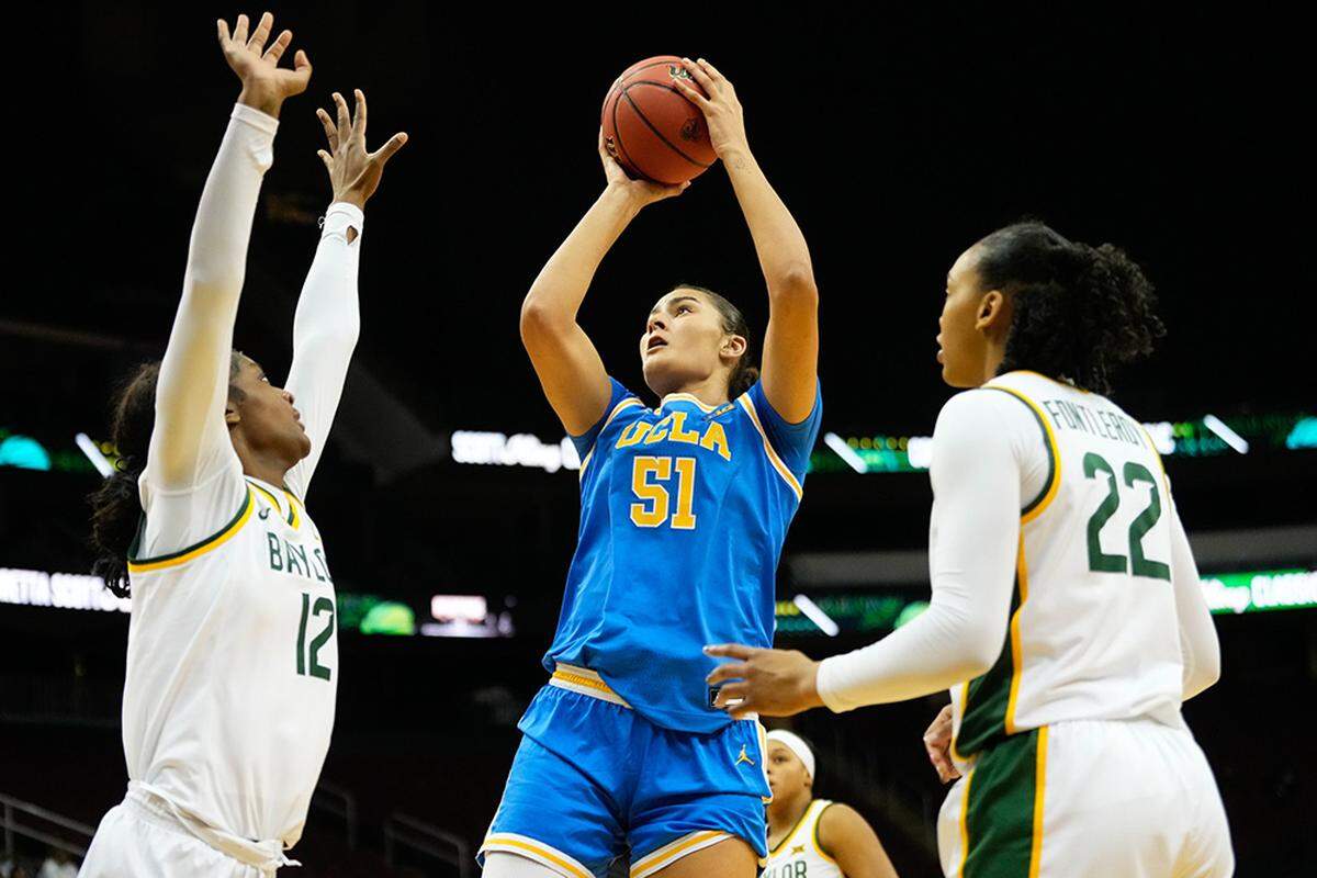 Lauren Betts (51) leads a UCLA squad that was ranked No. 1 in this week’s Associated Press poll.