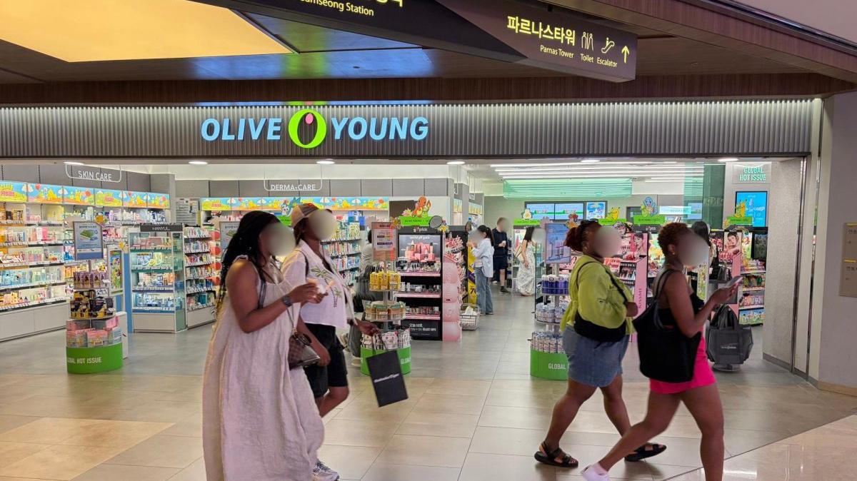Foreign visitors walk past an Olive Young store at Parnas Mall near Samseong Station in Seoul. Olive Young opened the beauty retailer’s first U.S. store in California. Photo by Hyo Joon Jeon / UPI 