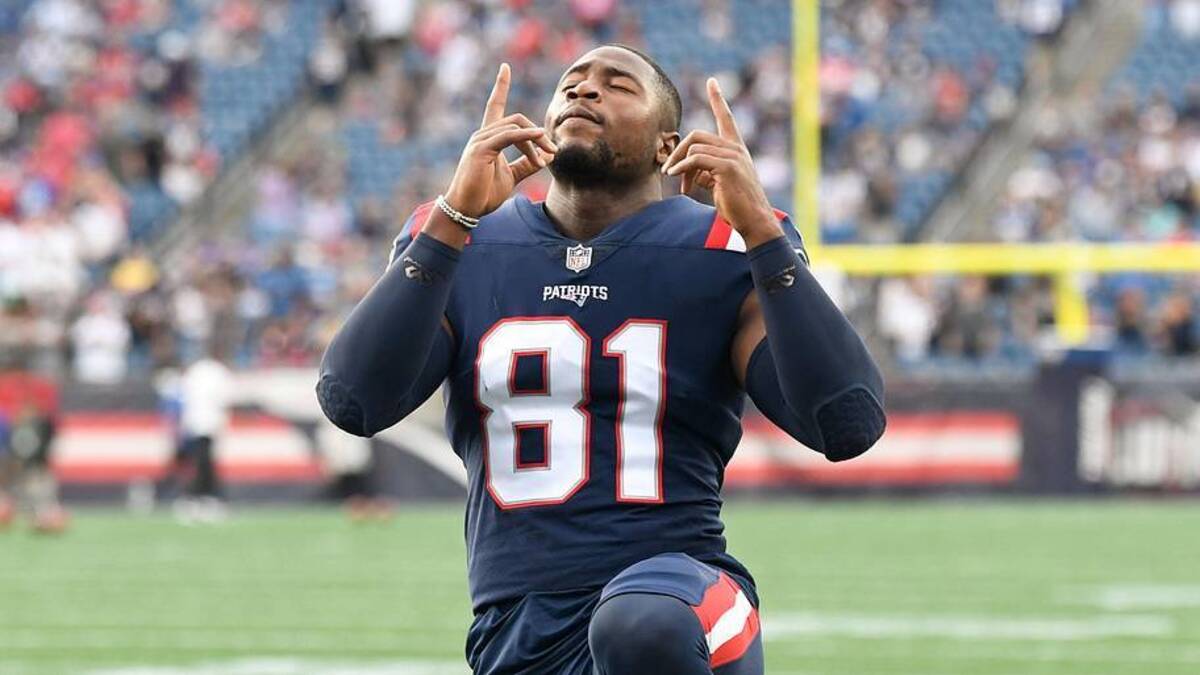  Aug 11, 2022; Foxborough, Massachusetts, USA; New England Patriots tight end Jonnu Smith (81) points to the sky before a preseason game against the New York Giants at Gillette Stadium. Mandatory Credit: Brian Fluharty-Imagn Images | Brian Fluharty-Imagn Images 