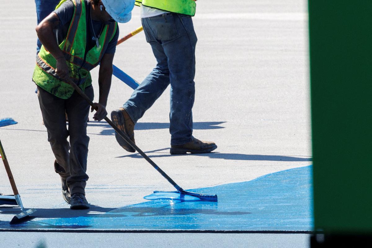 FILE PHOTO: Workers paint the Lincoln Memorial Reflecting Pool blue at the directive of U.S. President Donald Trump on the National Mall in Washington, D.C., U.S, May 18, 2026. REUTERS/Tom Brenner/File Photo