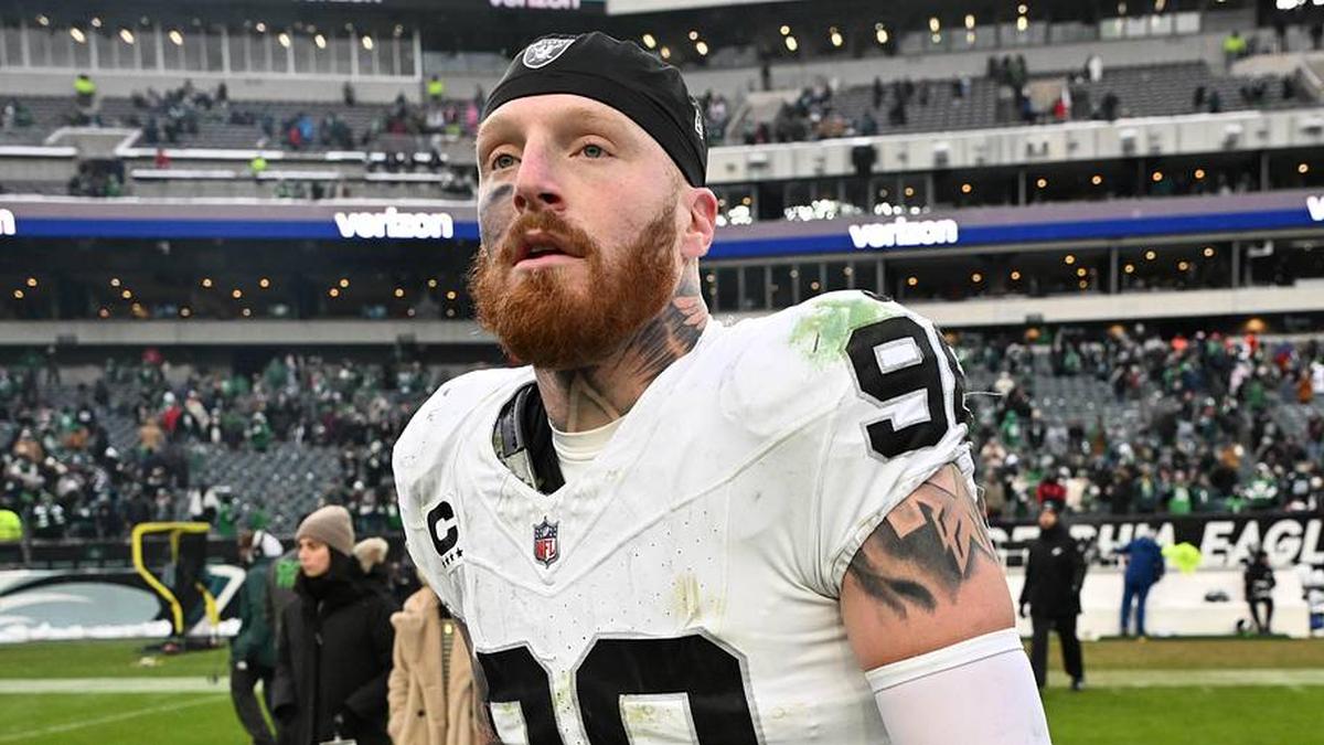  Dec 14, 2025; Philadelphia, Pennsylvania, USA; Las Vegas Raiders defensive end Maxx Crosby (98) on the field after loss to the Philadelphia Eagles at Lincoln Financial Field. Mandatory Credit: Eric Hartline-Imagn Images | Eric Hartline-Imagn Images 