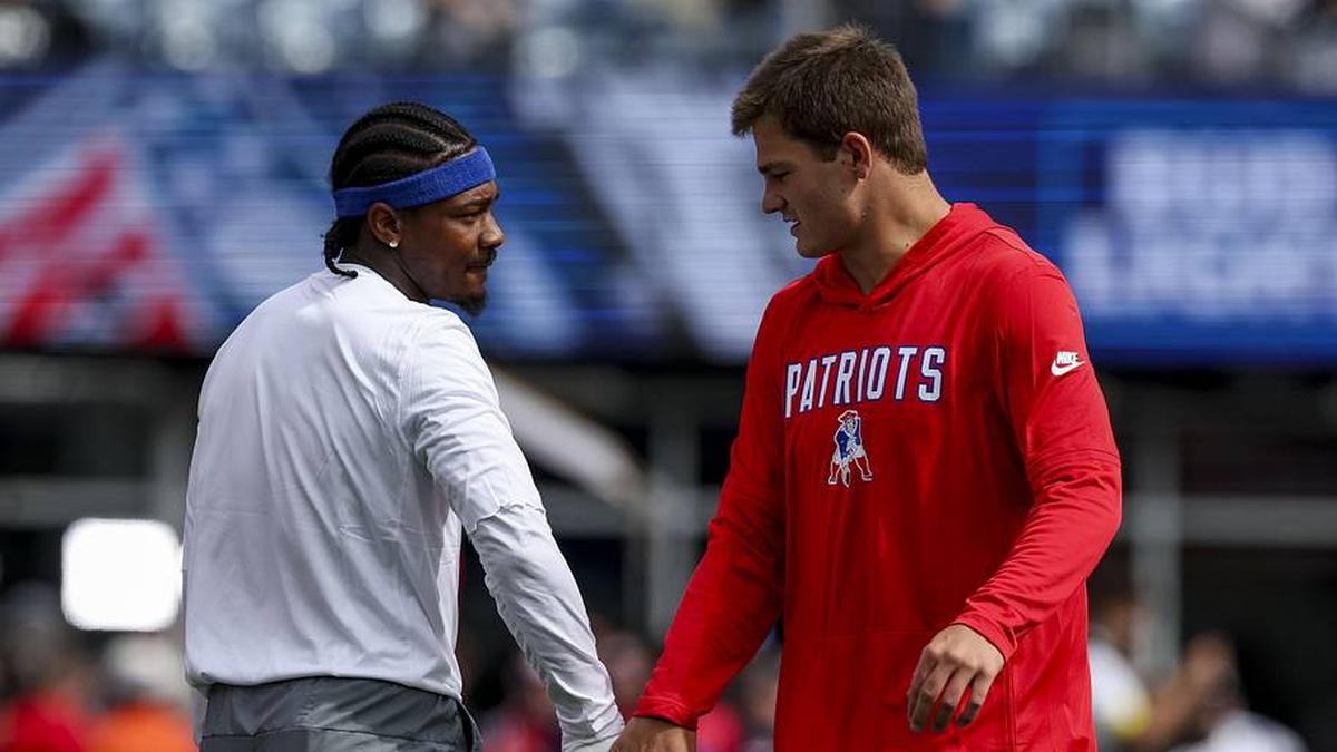  Sep 21, 2025; Foxborough, Massachusetts, USA; New England Patriots quarterback Drake Maye (10) and New England Patriots wide receiver Stefon Diggs (8) before the game against the Pittsburgh Steelers at Gillette Stadium. Mandatory Credit: Paul Rutherford-Imagn Images | Paul Rutherford-Imagn Images 