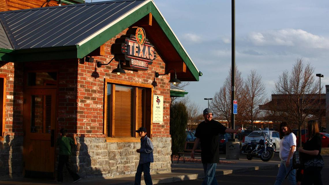 Texas Roadhouse bets diners will pay more for better service 