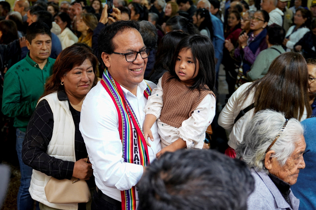 El candidato presidencial de izquierda Roberto Sánchez camina en la iglesia con su familia el día de las elecciones, en Huaral, Perú, 7 de junio de 2026. REUTERS/Leslie Moreno