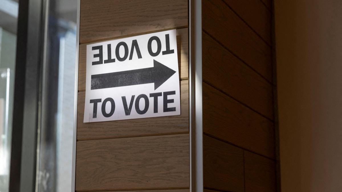 A voting sign is displayed at Metropolitan Library during the Georgia Midterm Primary Election in Atlanta, Georgia, U.S., May 19, 2026.  REUTERS/Alyssa Pointer     TPX IMAGES OF THE DAY