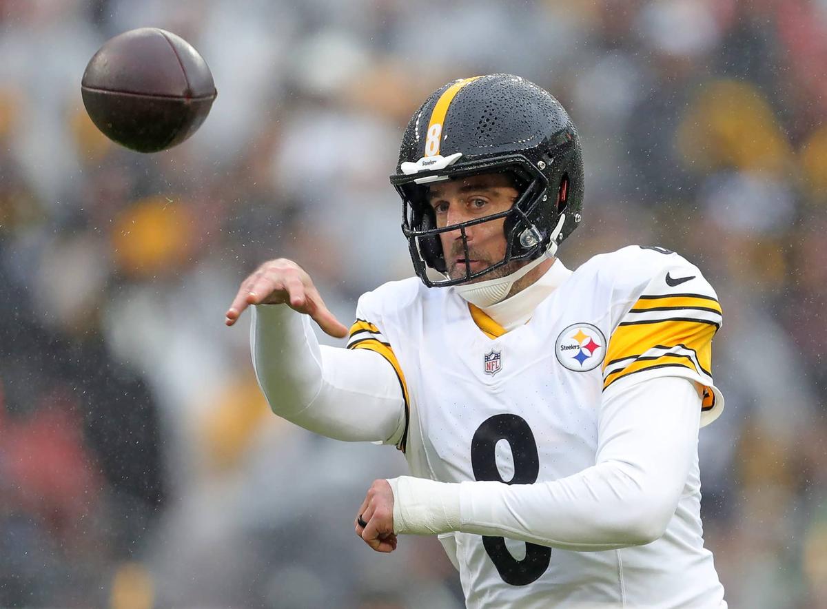  Pittsburgh Steelers quarterback Aaron Rodgers (8) fires off a pass during the first half of an NFL football game at Huntington Bank Field, Dec. 28, 2025, in Cleveland, Ohio. 