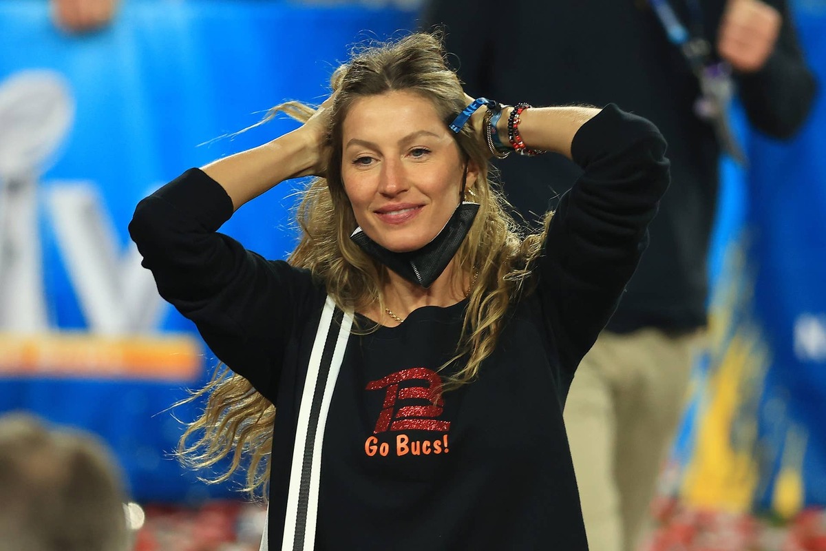  TAMPA, FLORIDA - FEBRUARY 07: Gisele Bundchen, wife of Tom Brady #12 of the Tampa Bay Buccaneers, celebrates after the Buccaneers defeated the Kansas City Chiefs in Super Bowl LV at Raymond James Stadium on February 07, 2021 in Tampa, Florida. The Buccaneers defeated the Chiefs 31-9. (Photo by Mike Ehrmann/Getty Images) 