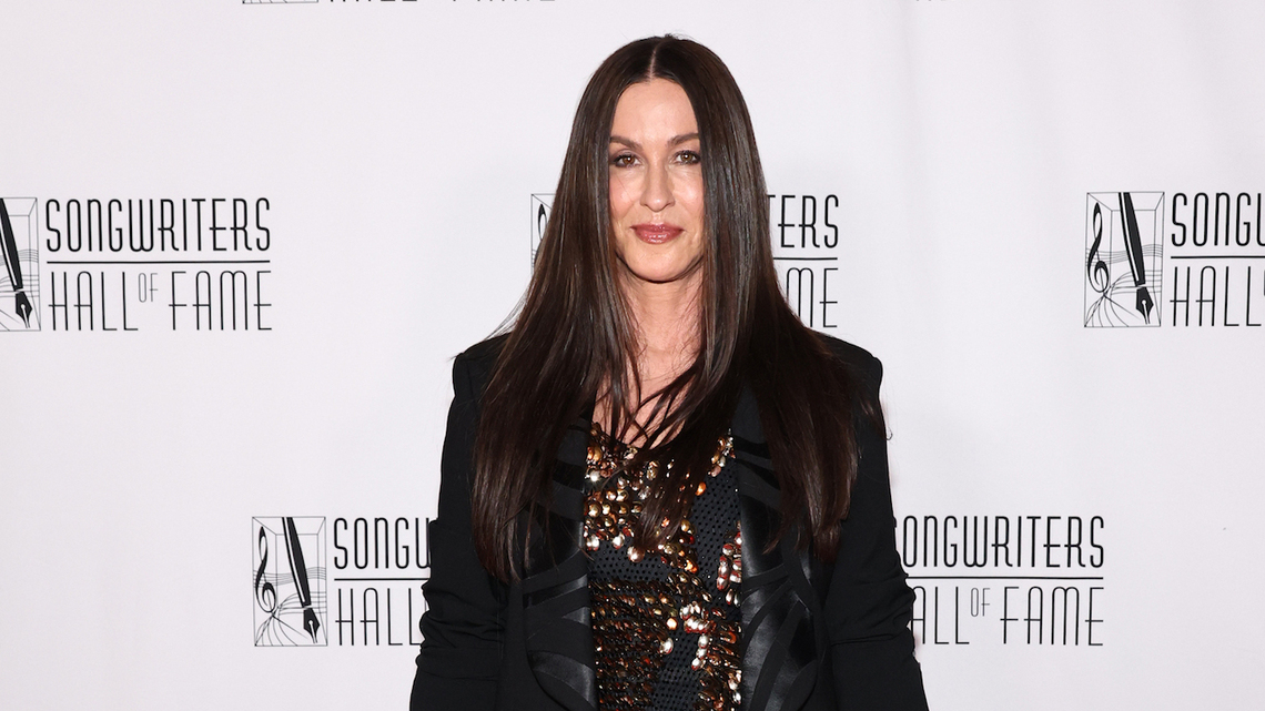 Alanis Morissette Accuses 'Incompetent' Tour Manager of Extortion in Lawsuit