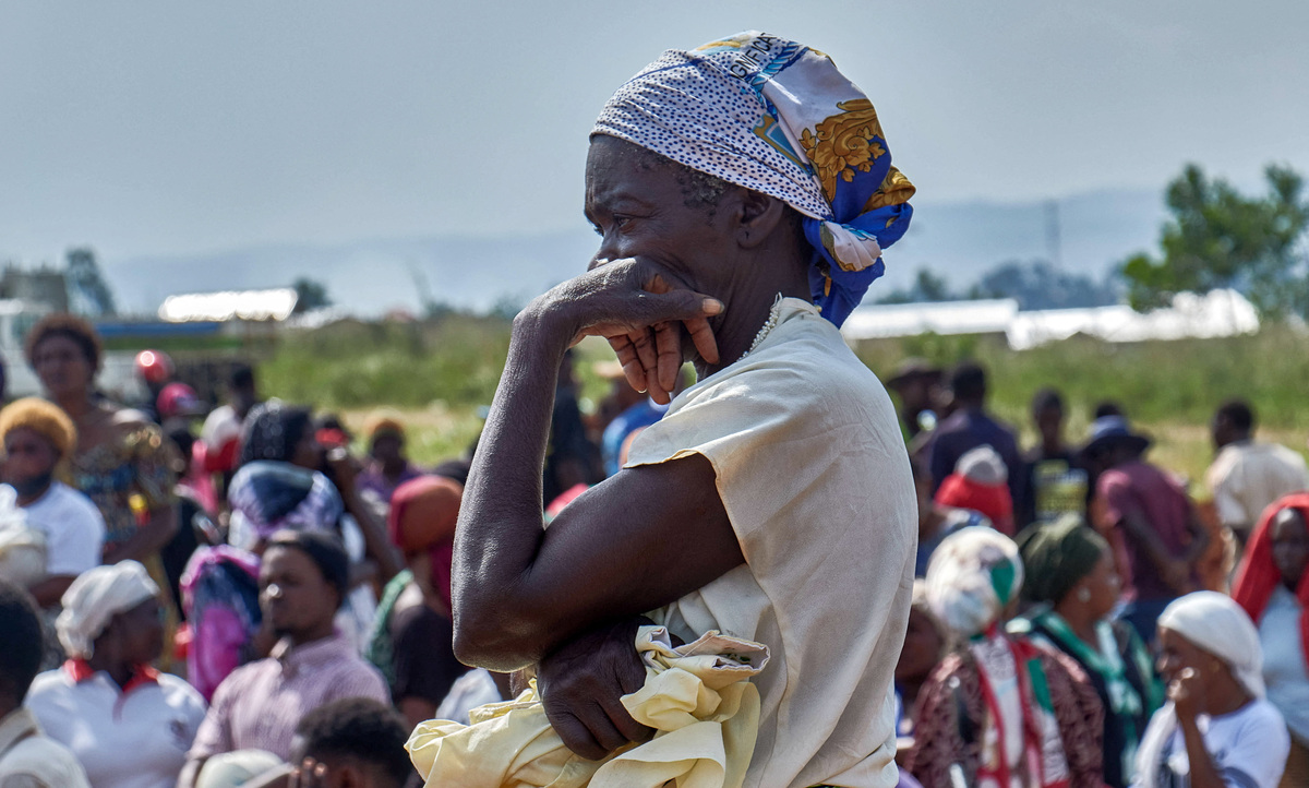 Relatives mourn a man who died of Ebola virus during his burial, as aid agencies intensify efforts to contain the Ebola outbreak caused by the Bundibugyo virus, at the Nyamurongo cemetery in Bunia town, Ituri province, Democratic Republic of Congo, June 10, 2026. REUTERS/Gradel Muyisa Mumbere