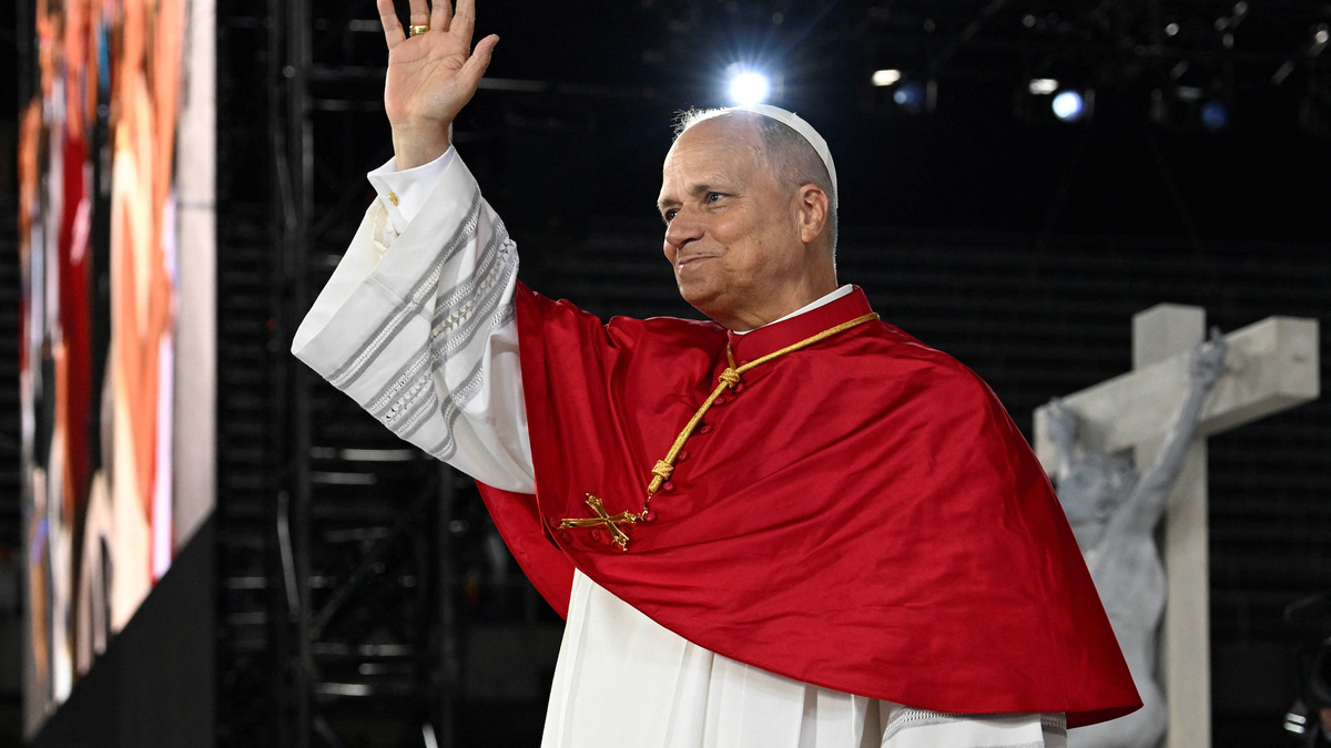 Pope Leo XIV waves to the faithful as he attends a prayer vigil at the Lluis Companys Olympic Stadium during his apostolic journey in Barcelona, Spain, June 9, 2026. Simone Risoluti/Vatican Media/­Handout via REUTERS
