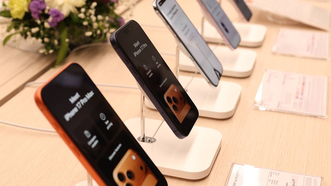 Wall Street is betting on Apple's $2,199 foldable phone 