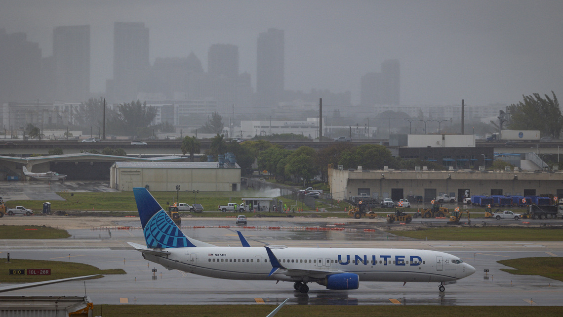 United Airlines sees elevated fuel costs through 2027, flags margin challenges 