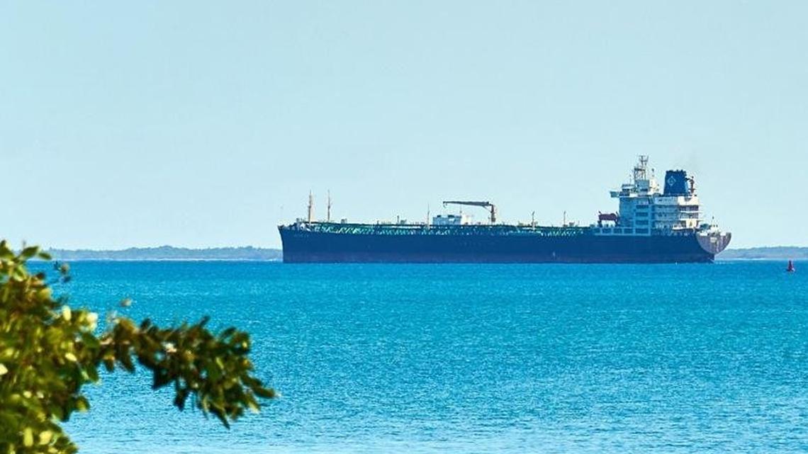 U.S. authorizes resale of Venezuelan oil to Cuba for private sector 