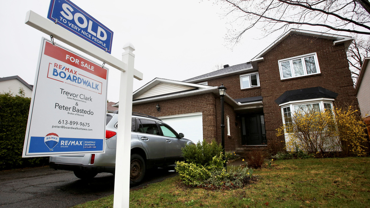 A house with a sold real estate sign on it in a neighbourhood of Ottawa, Ontario, Canada April 17, 2023.  REUTERS/Lars Hagberg