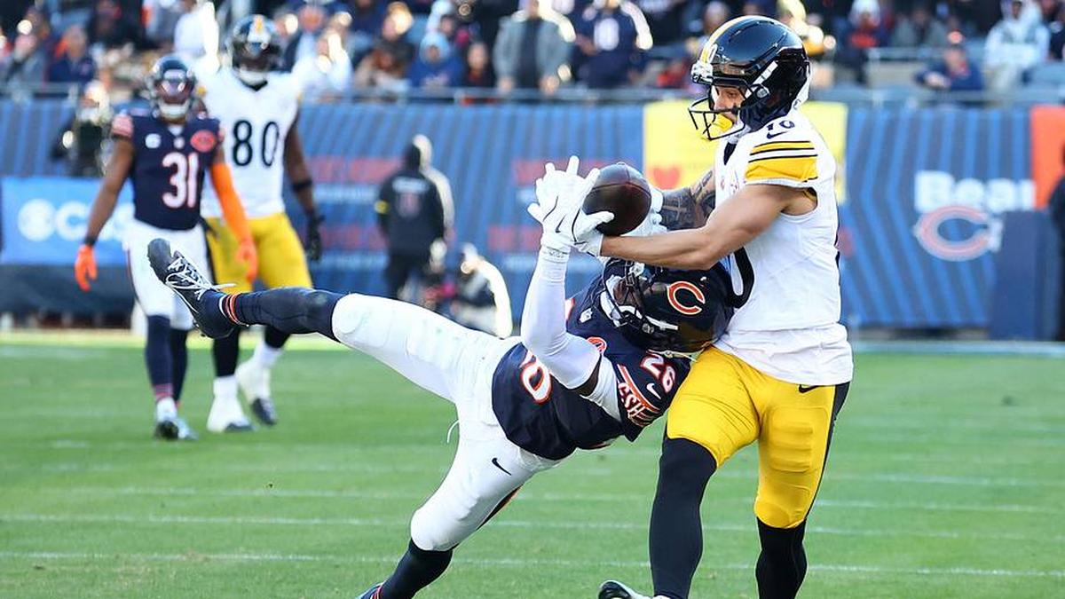  Nov 23, 2025; Chicago, Illinois, USA; Chicago Bears cornerback Nahshon Wright (26) breaks up a pass against Pittsburgh Steelers wide receiver Roman Wilson (10) during the second half at Soldier Field. Mandatory Credit: Mike Dinovo-Imagn Images | Mike Dinovo-Imagn Images 