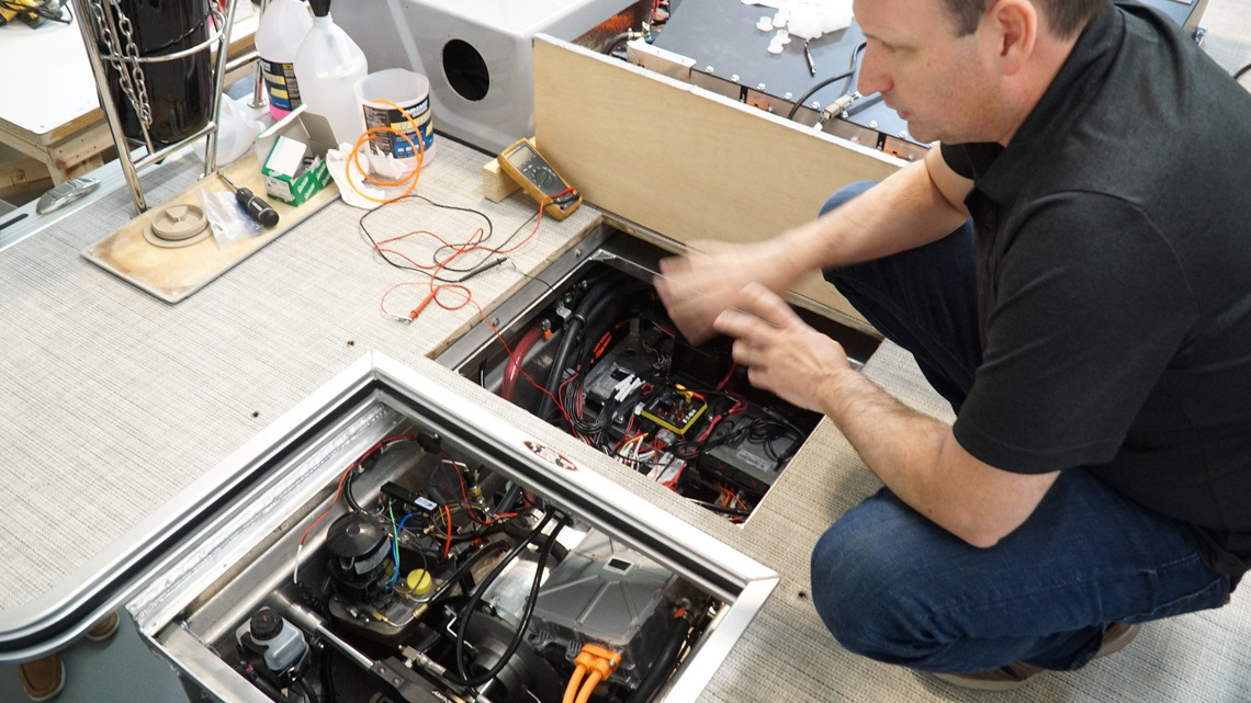 How long should boat owners expect their marine batteries to last? 