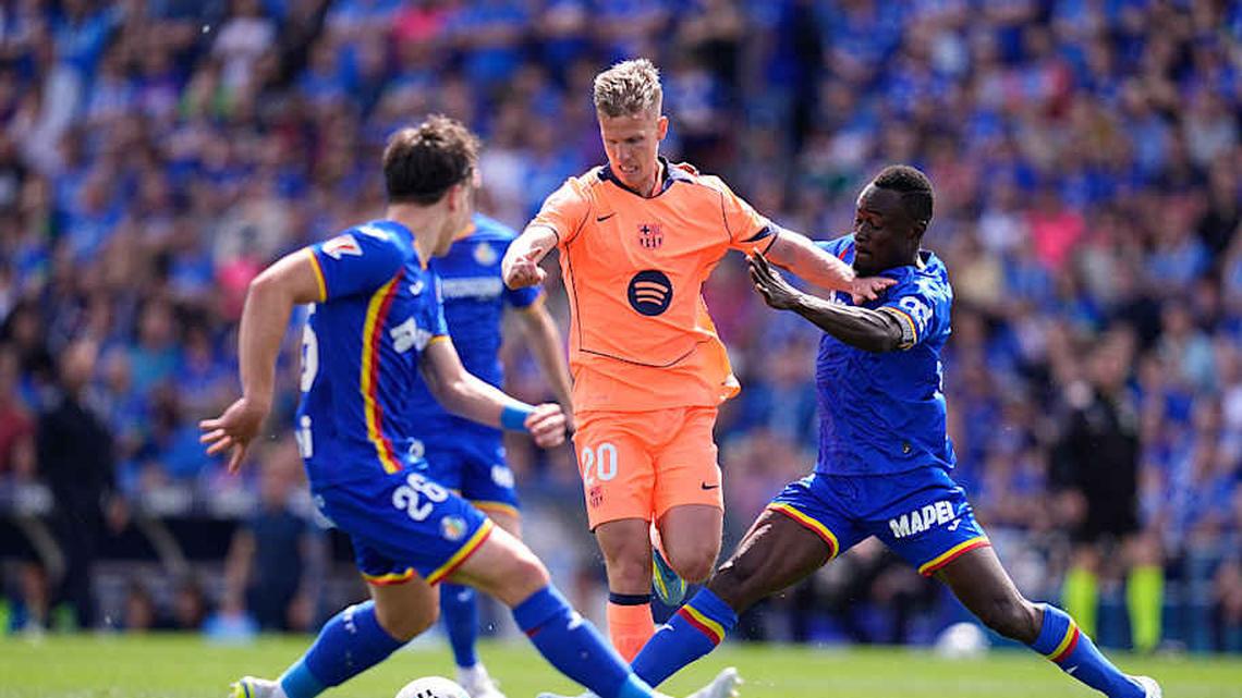  Dani Olmo had to operate under constant pressure. | Dennis Agyeman/Europa Press/Getty Images 