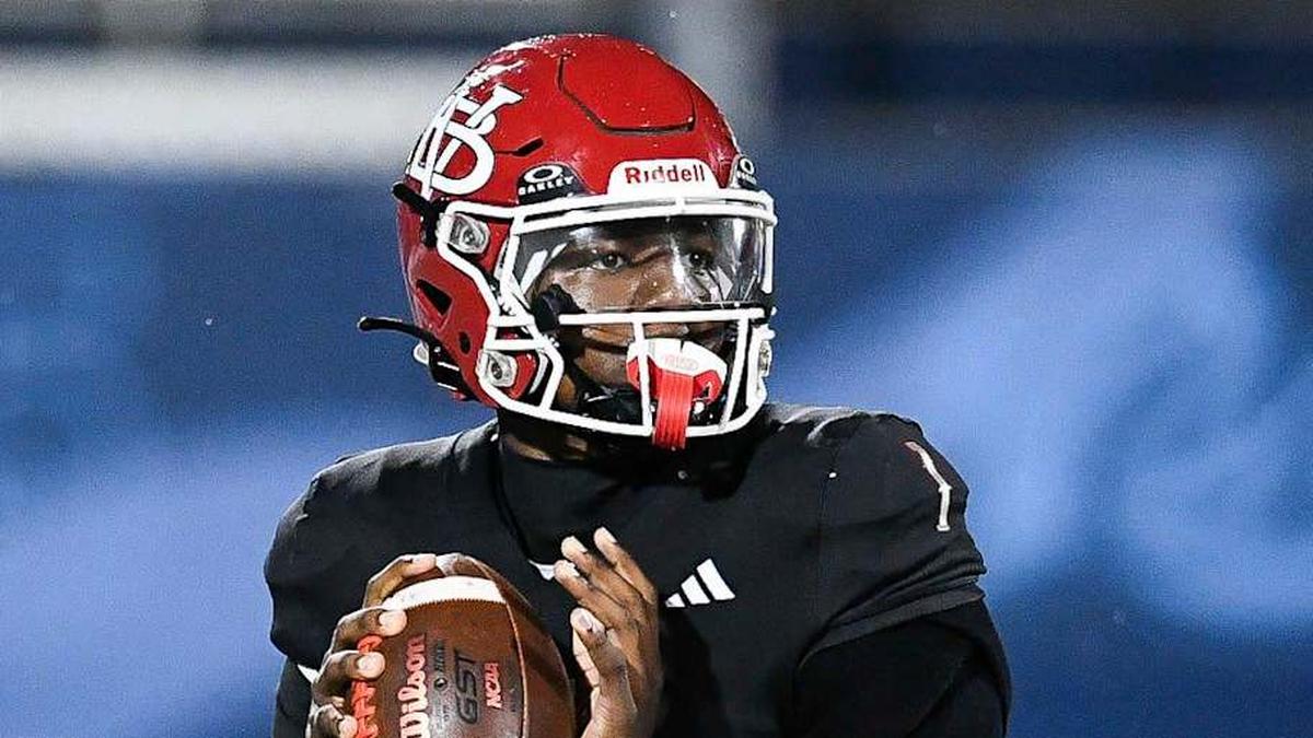  Champ Monds (1) of Vero Beach looks to pass in the FHSAA Class 7A state championship, Dec. 13, 2025, at Pitbull Stadium in Miami. | CRYSTAL VANDER WEIT/TCPALM / USA TODAY NETWORK via Imagn Images 