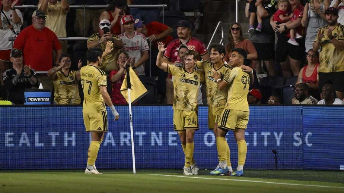 Unbeaten for 11: St. Louis beats Houston to continue streak