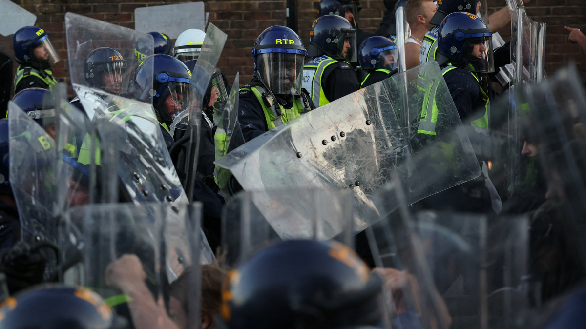 Protesters clash with police officers during a demonstration following the conviction of Vikrum Digwa for the murder of student Henry Nowak, in Southampton, Britain, June 2, 2026. REUTERS/Isabel Infantes