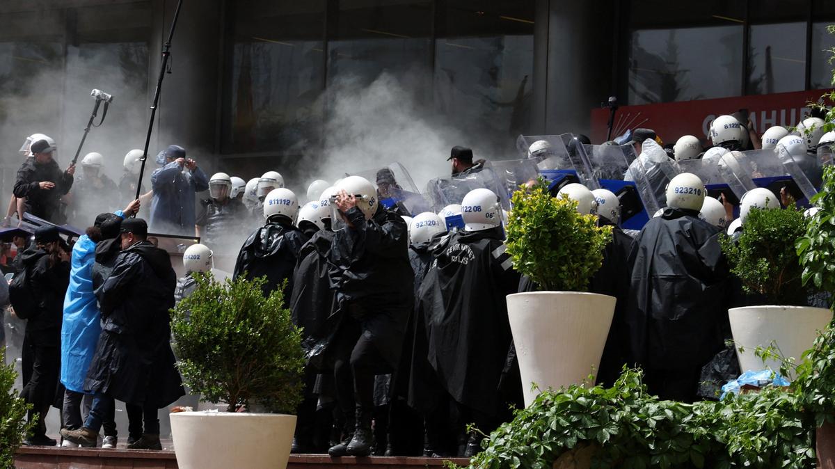 Turkish riot police enter the headquarters of the main opposition Republican People’s Party (CHP) to evict its ousted leadership, after authorities ordered enforcement of a court ruling removing the party’s leadership from the building, in Ankara, Turkey, May 24, 2026. REUTERS/Efekan Akyuz