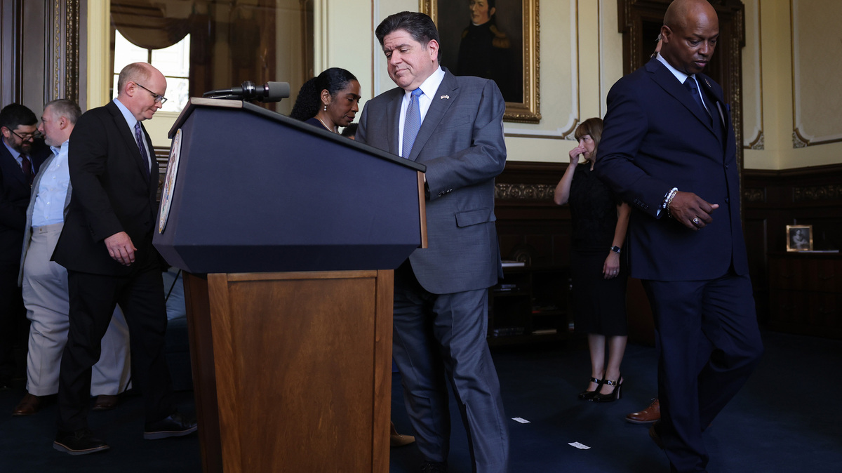 Illinois Gov. JB Pritzker, center, walks in with Senate President Don Harmon, left, and House Speaker Emanuel "Chris" Welch, right, for a news conference hours after the end of the spring legislative session at the State Capitol in Springfield, Illinois, on Monday, June 1, 2026. (John J. Kim/Chicago Tribune/TNS)