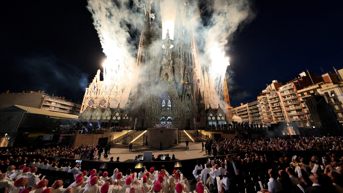 Fireworks explode during the inauguration of the Tower of Jesus Christ at the Basilica of the Sagrada Familia during Pope Leo XIV’s apostolic journey in Barcelona, Spain, June 10, 2026. REUTERS/Nacho Doce