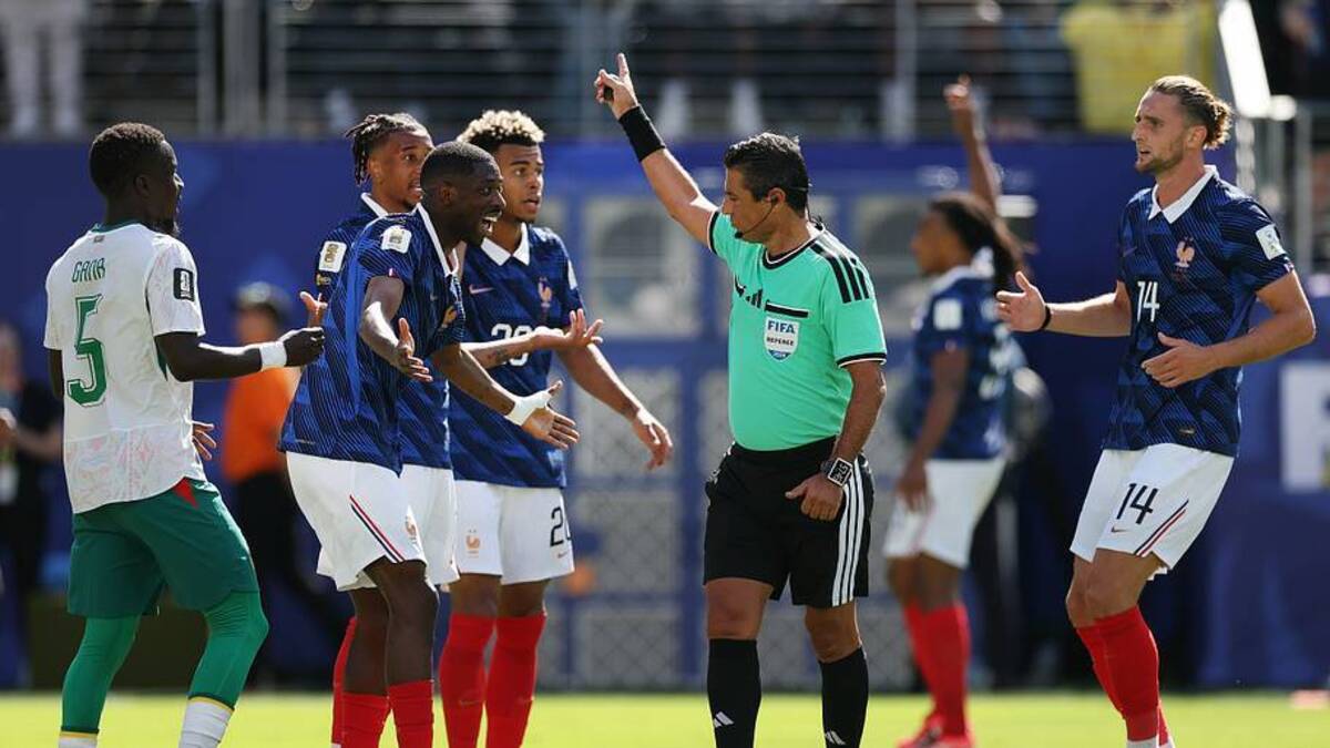  Alireza Faghani (center) waved away France's appeals. | Ian MacNicol/Getty Images 