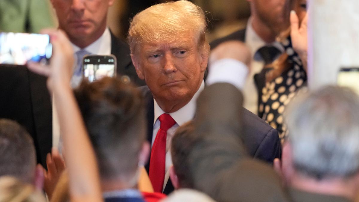 El ex presidente Donald Trump llega para anunciar una tercera candidatura a la presidencia en Mar-a-Lago en Palm Beach, Florida, el martes 15 de noviembre de 2022. (Foto AP/Rebecca Blackwell)