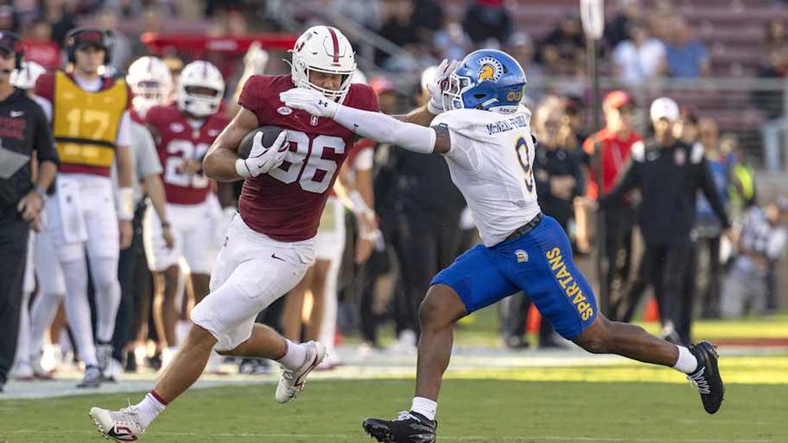  Sep 27, 2025; Stanford, California, USA; Stanford Cardinal tight end Sam Roush (86) stiff arms San Jose State Spartans linebacker Noah McNeal-Franklin (9) during the first quarter at Stanford Stadium. Mandatory Credit: Stan Szeto-Imagn Images | Stan Szeto-Imagn Images 