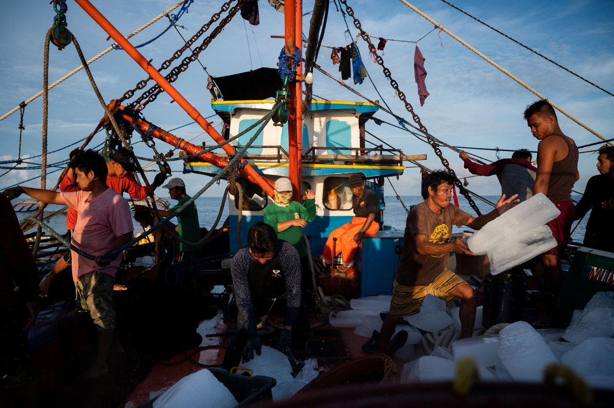 Filipino fishemen prepare ice during a trip near the disputed Scarborough Shoal, in Masinloc, Zambales province, Philippines, July 18, 2022.  REUTERS/Lisa Marie David